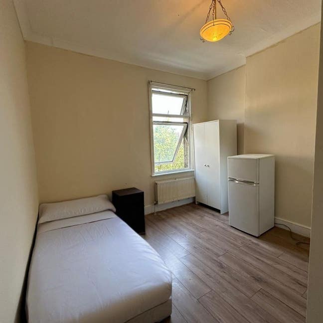 Studio in Kenton Avenue,  Harrow  HA1  Main Photo