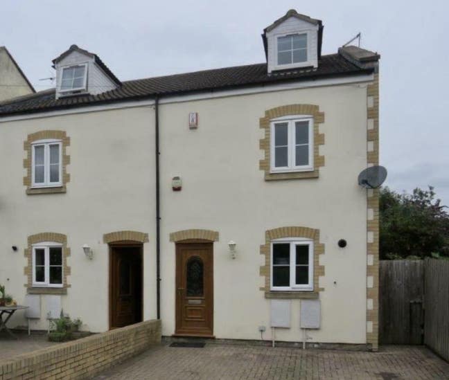 Loft room with en-suite, great location.  Main Photo