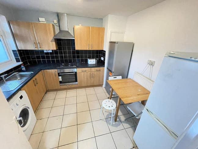 Spacious Double Bedroom in a House share in E1 Main Photo