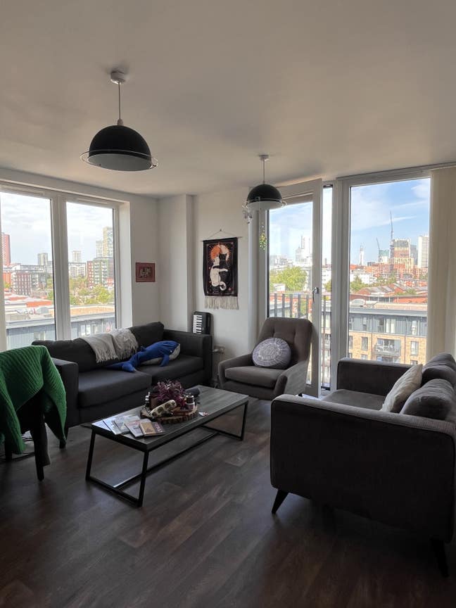 Looking for 2 new flatmates  Main Photo