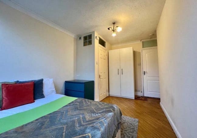 En-suite w/Shower & Sink Only! 5min to Station Main Photo