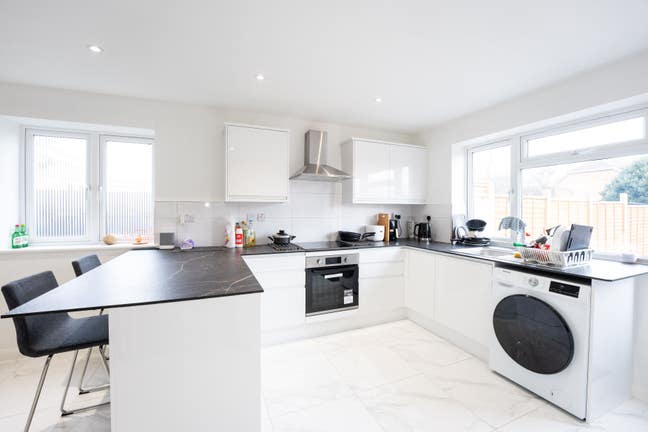 Large Ensuite Rooms Recently Refurnished  Main Photo