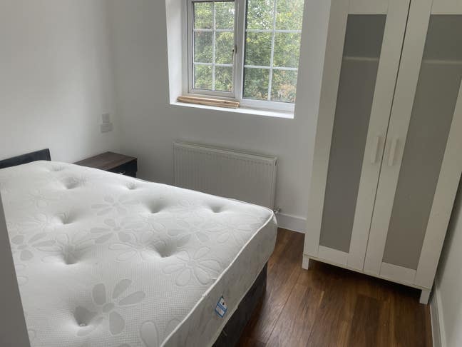 Hi , 2 bed flat available for rent   All bills are Main Photo