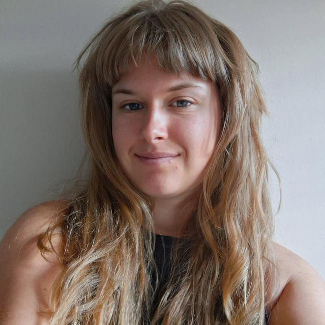 Friendly, professional female looking for a room Main Photo