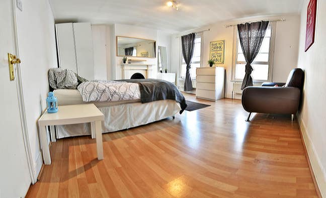 Large newly redecorated double, Sheperds Bush Main Photo