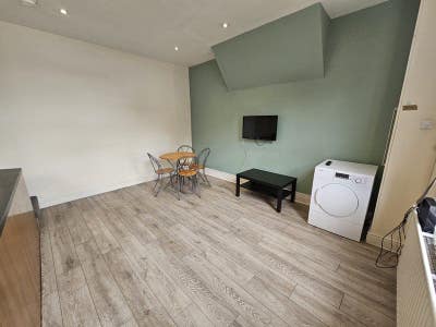 One room available in 5 bed 2 bath house Burley Main Photo