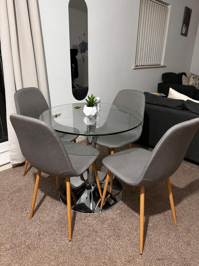 Spacious Room for Rent – Available September Main Photo