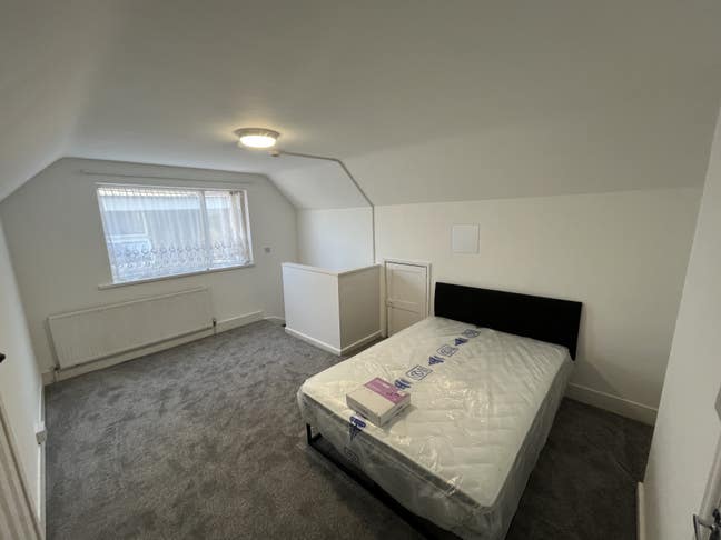 1 Large Ensuite Room Available To Secure Now! Main Photo
