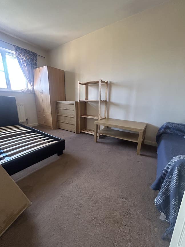 Double room in a shared house Main Photo