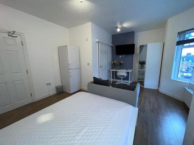 High Quality En-Suite Rooms Available Now Main Photo