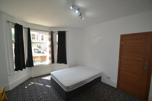 Large double room to rent in West Ealing Main Photo