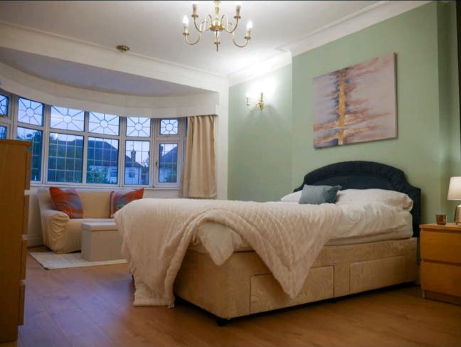 *** Very Large Double Room in Zone 2 *** Main Photo