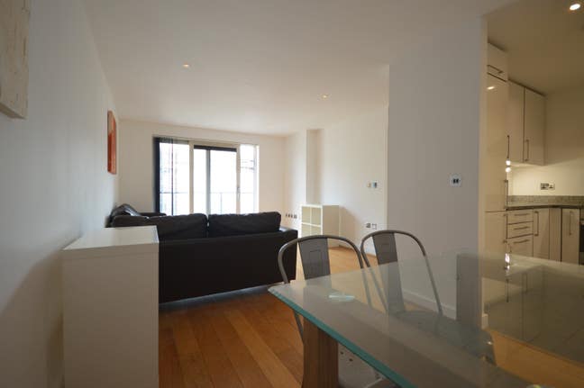 Stylish 2 Double Bedroom Apartment- E16 Main Photo