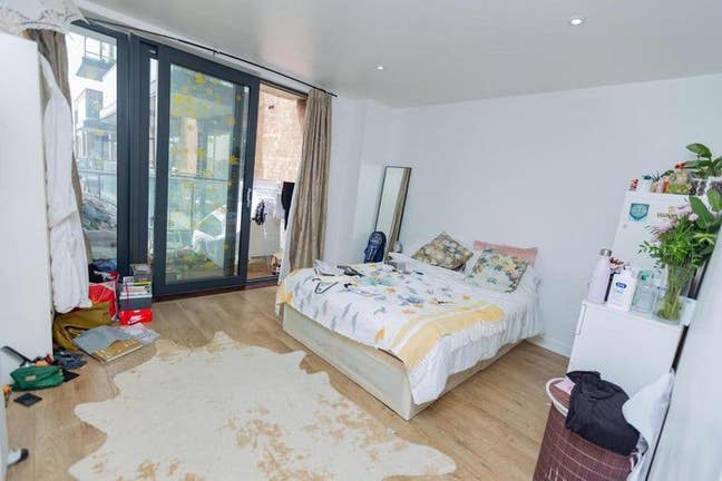 Stunning Double Room w. balcony in 3 Bed. Flat Main Photo