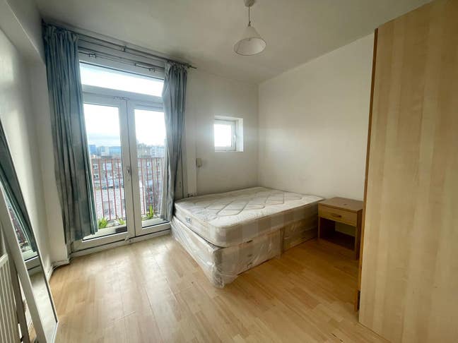 Modern 3/4-Bed Flat with Living Room Main Photo