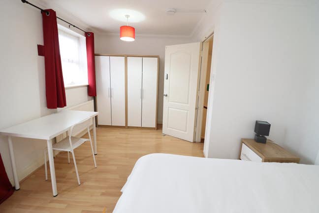 Private Balcony in Beckton! Dlr by the Door Main Photo