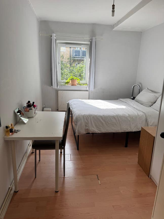 Short Term Let - Large double room - £730, female Main Photo