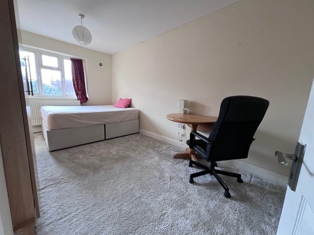 Large double room for rent Main Photo
