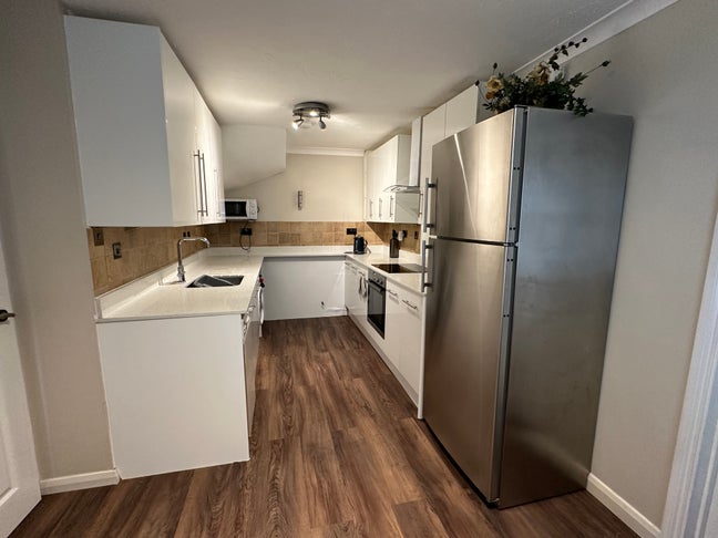 Outstanding room in friendly clean house  Main Photo