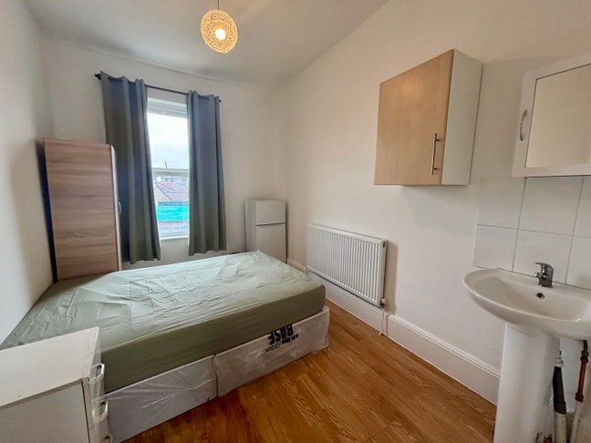 Double Room - 2 Minute Walk From Elizabeth Line  Main Photo