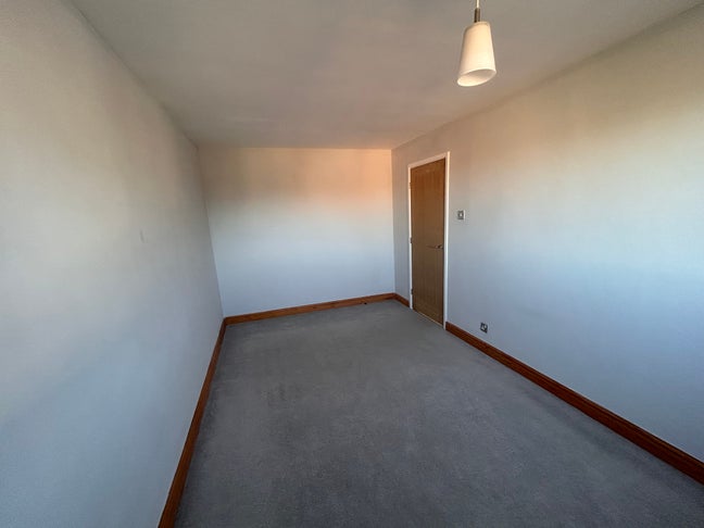 Lost bedroom 15 minute walk into centre of town. Main Photo
