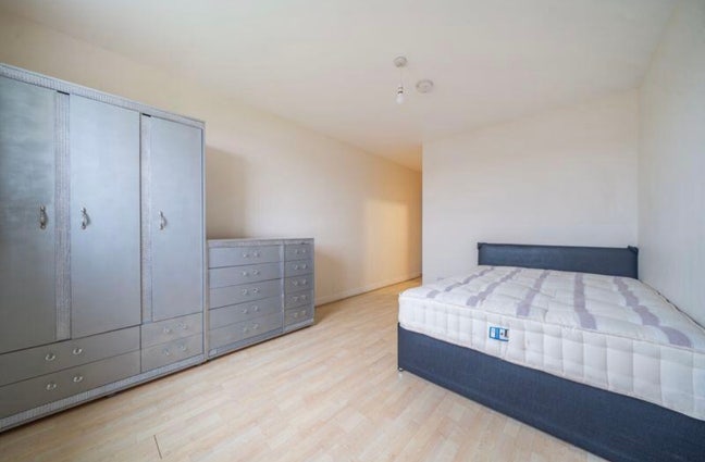 Room in a mostly empty 2 bed 2 bath apartment Main Photo