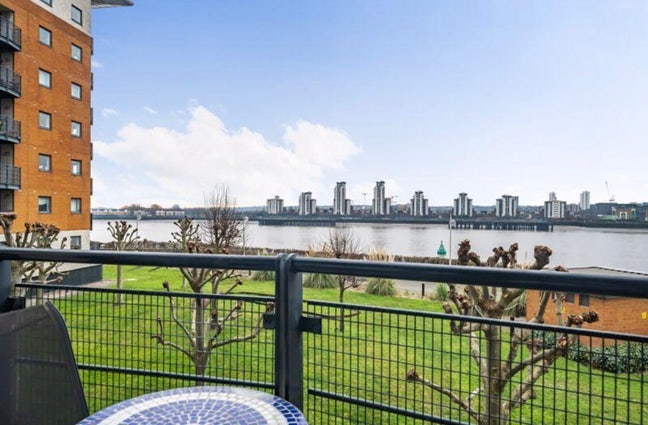 Room and Private Bathroom in 2b 2br Apt in London. Main Photo