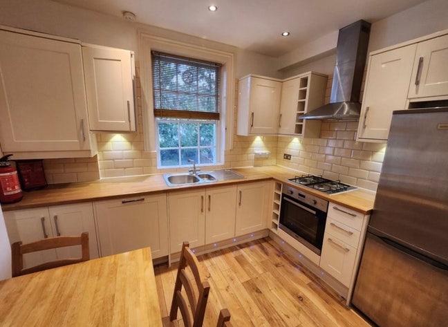 Camden Room - Available Today !! 🏡 Main Photo