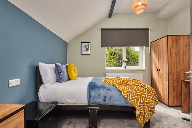 High end👌en-suite, desk; walk t Parkgate; PARKING Main Photo