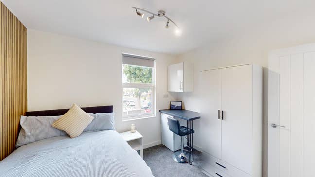 Bournemouth Pk Rd, SS2 - Furnished En-Suite Rooms Main Photo