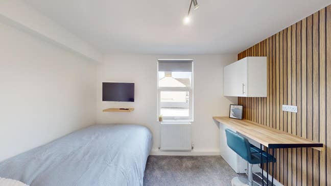 Bournemouth Park Rd, SS2 - Furnished En-Suite Room Main Photo