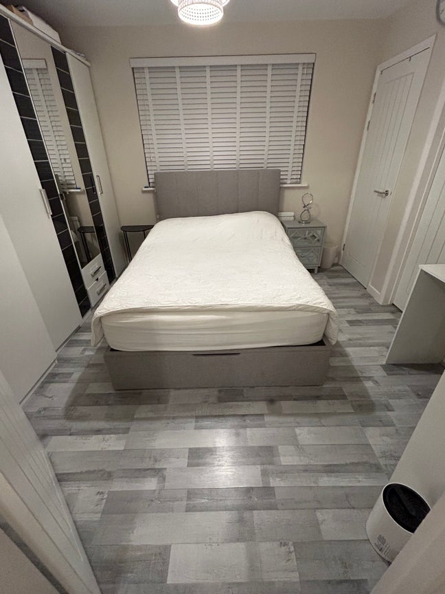 Newly Furnished Large Double Bedroom with Ensuite  Main Photo