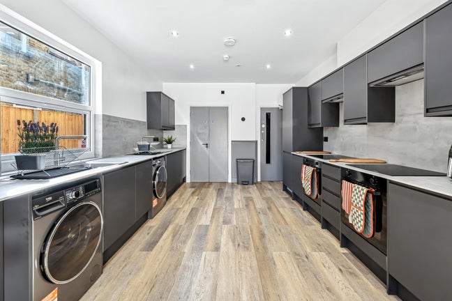 Southchurch, SS1 - Newly Refurbished Luxury Rooms Main Photo