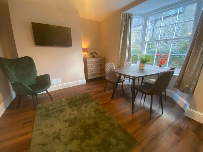 Large room in comfortable townhouse  Main Photo