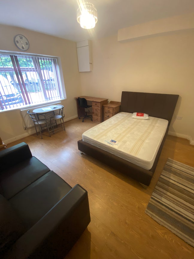  Bills included  flat spacious central Birmingham Main Photo