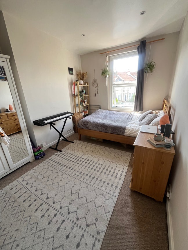 Double room available in spacious 3 bed house 🌞 Main Photo