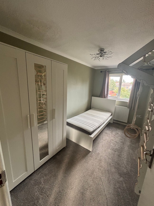 RM13 Double & Semi Double Room All Bills/Furnished Main Photo