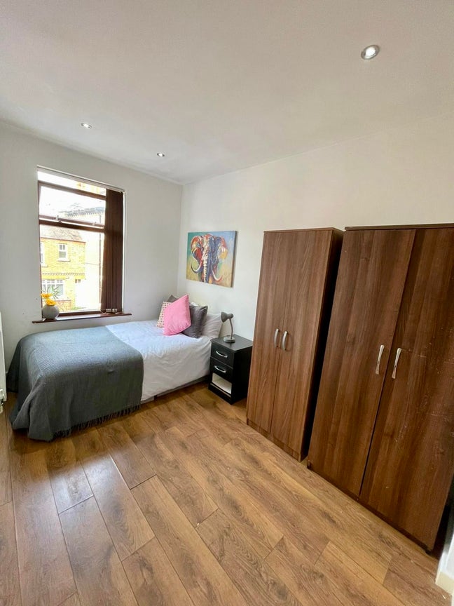 Spacious Ensuite Now Available.- All Bills Inc Main Photo