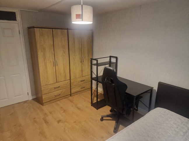 Double room nr Sutton High st Main Photo