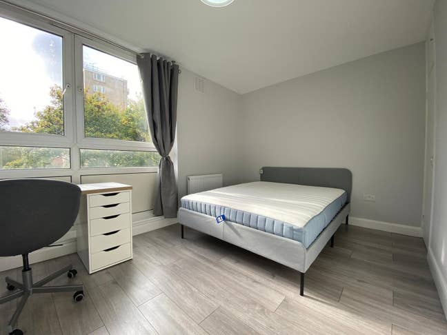 Spacious room in a modern flat- All bills included Main Photo