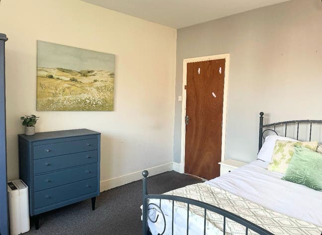 Spacious Room Close To Uol Available Now! Main Photo