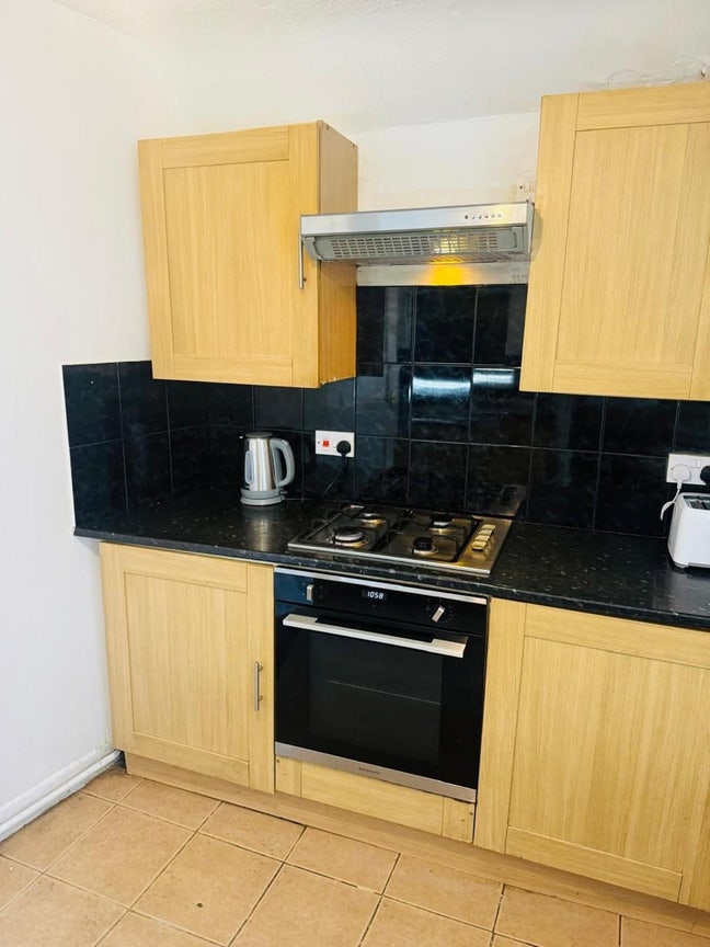 Spacious shared room available for a female tenant Main Photo