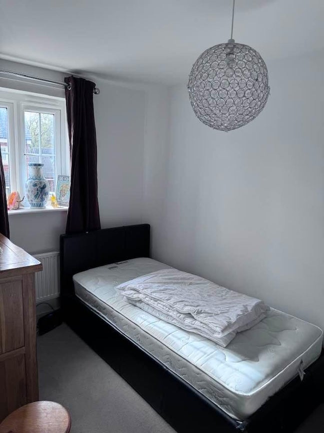 Lovely Single Room Available in a Friendly Home Main Photo