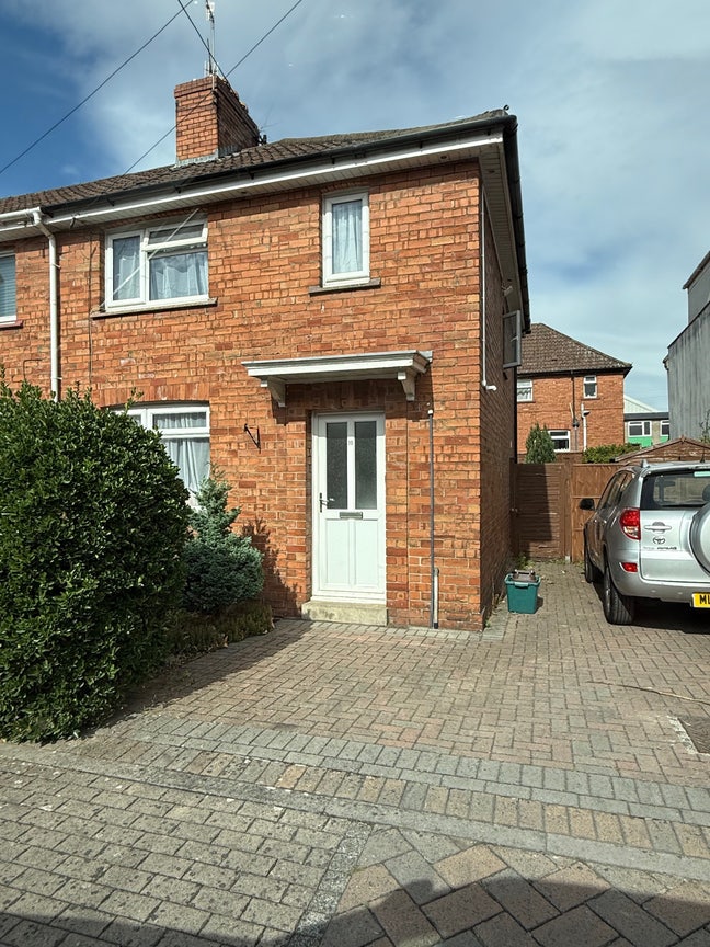 Newly Refurbished 4-Bedroom House close to centre  Main Photo
