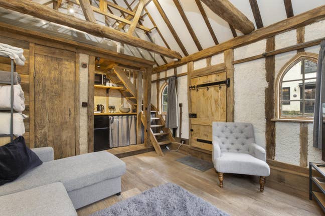 Delightful studio cottage with mezzanine + parking Main Photo