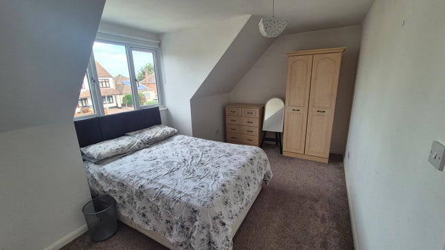 Double bedroom in detached family home Main Photo