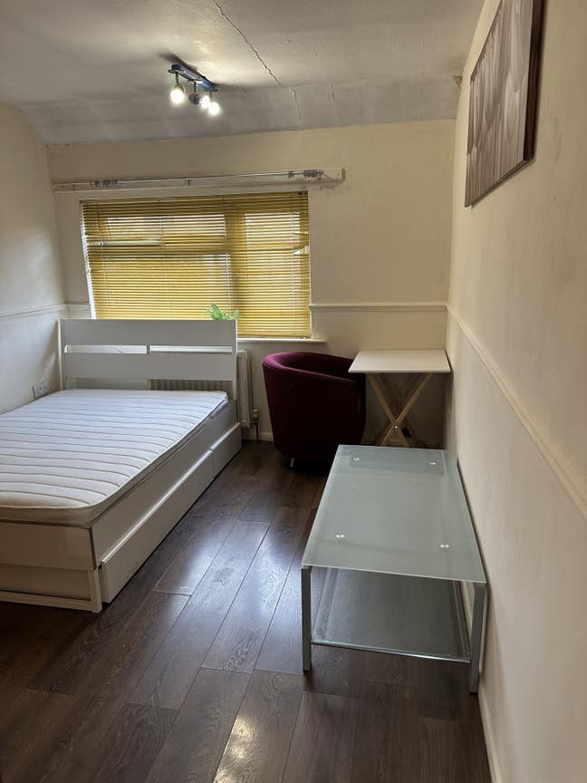 Double room in quiet house Main Photo