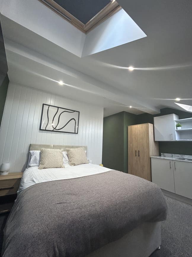 Luxury 7-bed HMO - En-Suites & TVs - 2 Rooms left! Main Photo