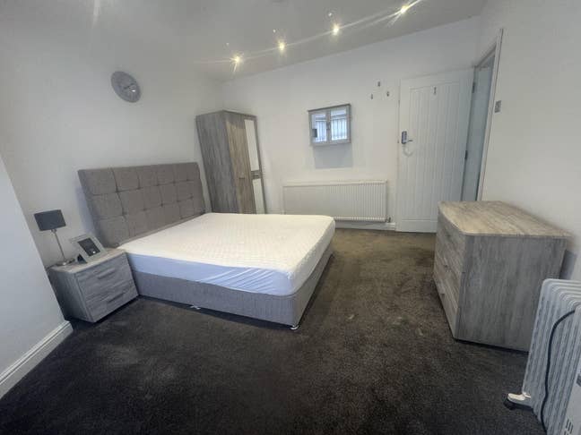 Double fully furnished room near Mcr Airport  Main Photo