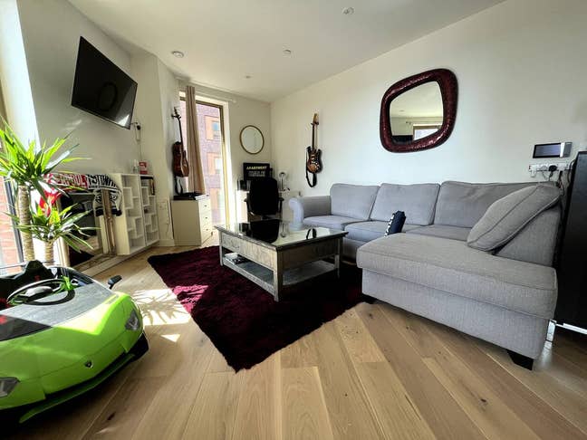 Bright spacious 1-bed apartment w/balcony Main Photo